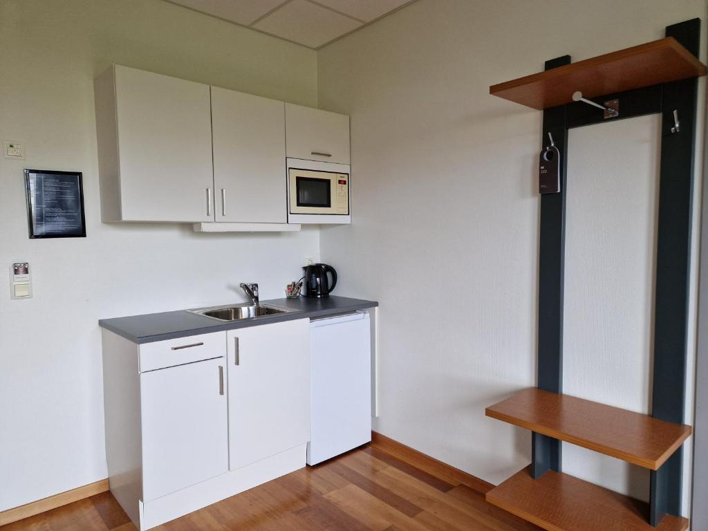 Kuchyň nebo kuchyňský kout v ubytování Bjugn Hotell