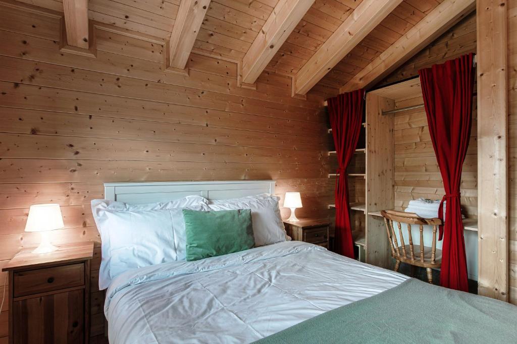 Postel nebo postele na pokoji v ubytování Chalet Dalpe by Quokka 360 - chalet among pastures and forests