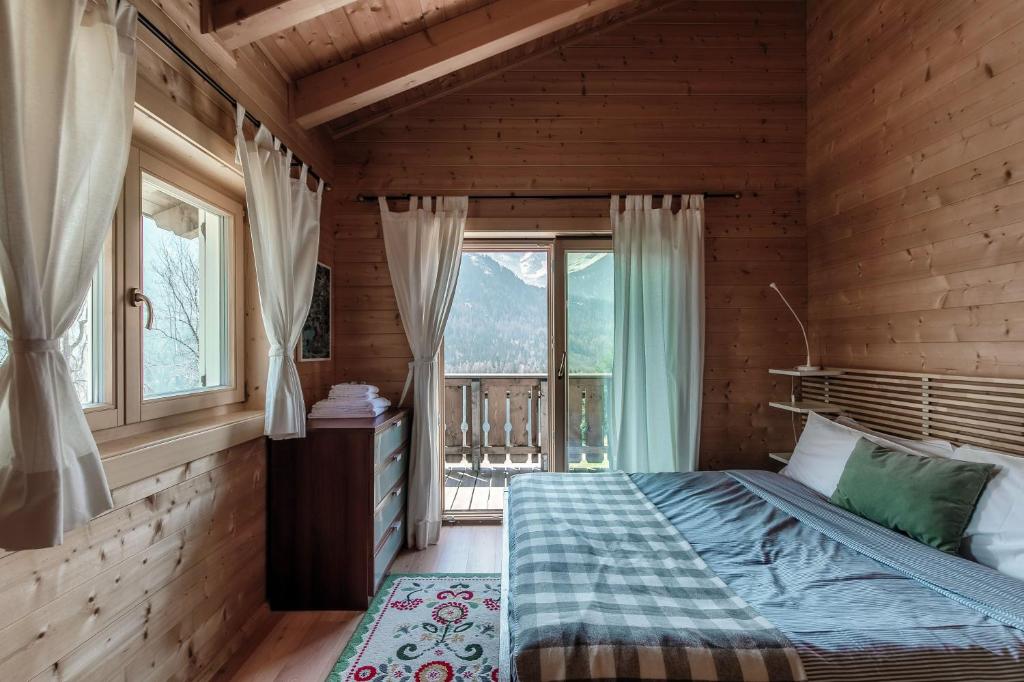 Postel nebo postele na pokoji v ubytování Chalet Dalpe by Quokka 360 - chalet among pastures and forests