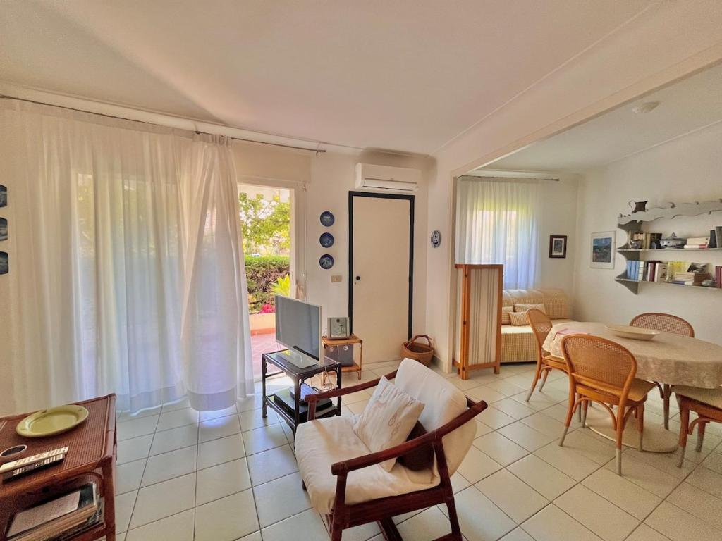 un salon avec une table et une salle à manger dans l'établissement Two rooms near Martinez, à Cannes
