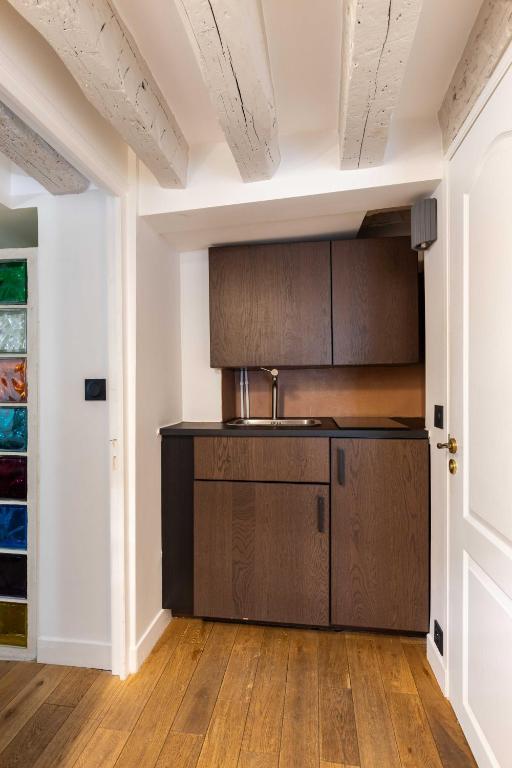 Kuchyňa alebo kuchynka v ubytovaní Joyful apartment - 2BR-6P - Louvre-Rivoli