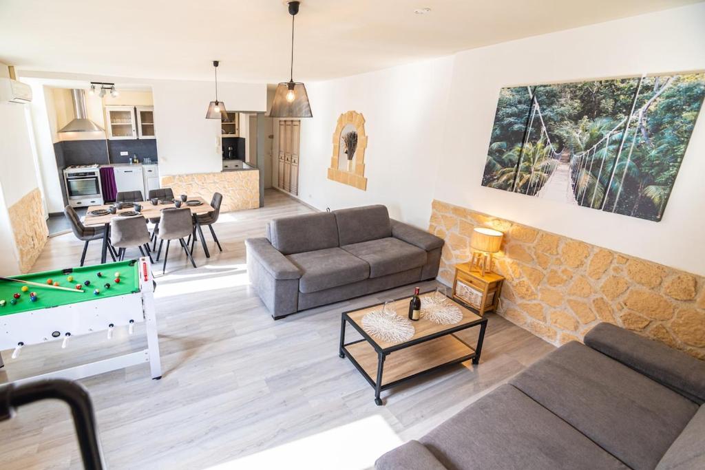 - un salon avec un canapé et un billard dans l'établissement Standing apartment with terrace for 6 people - LE MAZAGRAN - appartement 2, à Saint-Paul-Trois-Châteaux