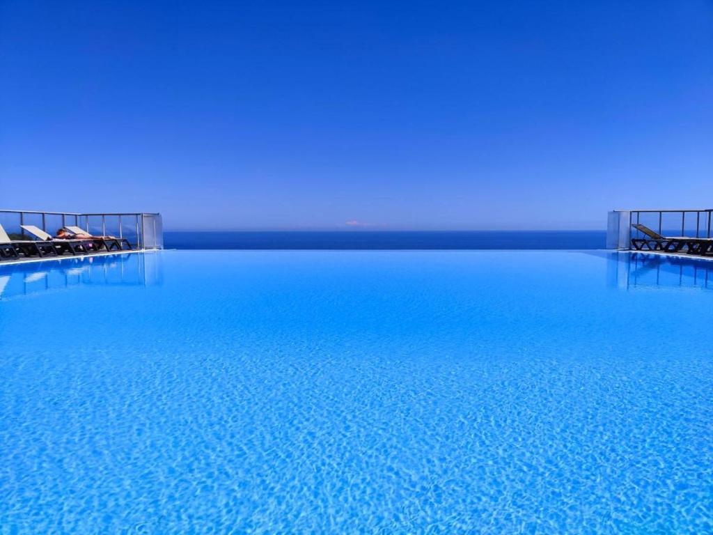 Bazén v ubytování Luxueux appartement - vue mer - piscine - free parking - Monaco nebo v jeho okolí