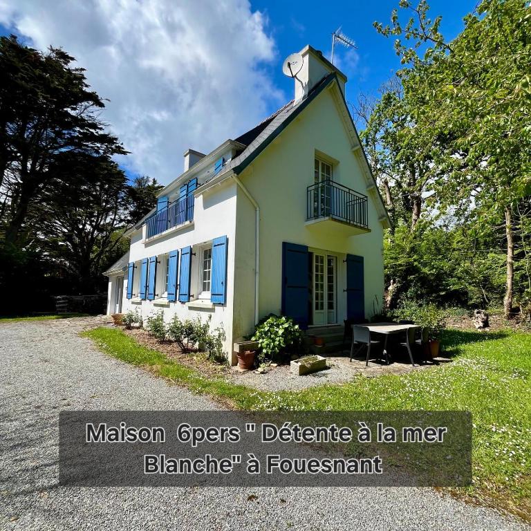 een gebouw met de woorden malcolm greens definiëren a la mer blanca bij Détente à la mer Blanche in Fouesnant