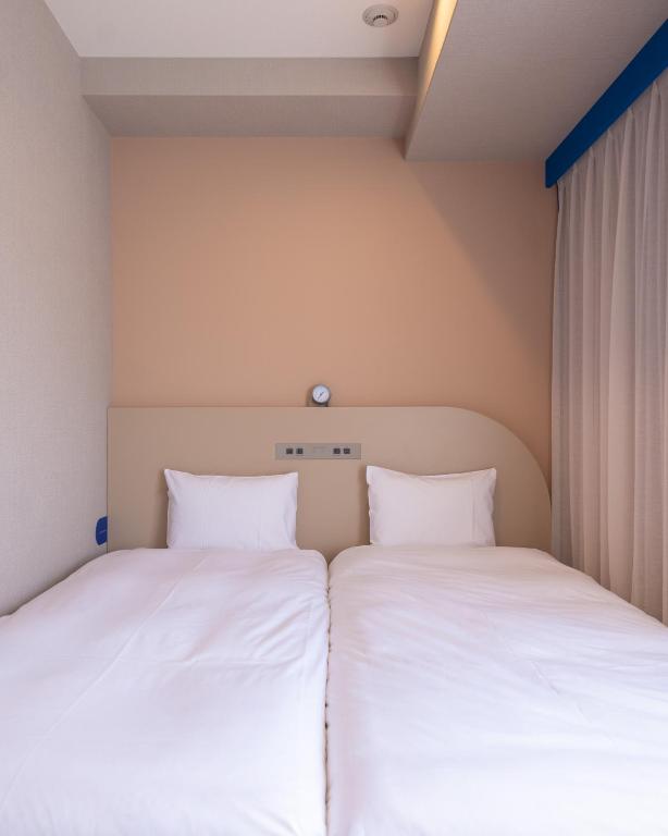 Postel nebo postele na pokoji v ubytování THE BASEMENT HOTEL OsakaHonmachi