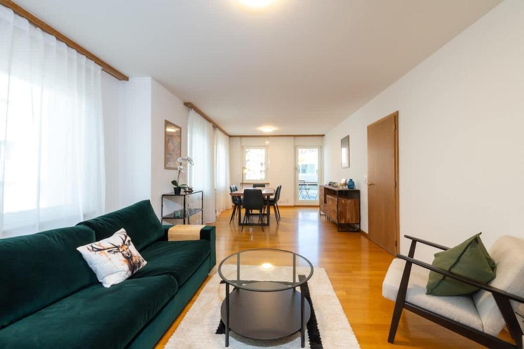 Posezení v ubytování Duplex cosy appt, top location