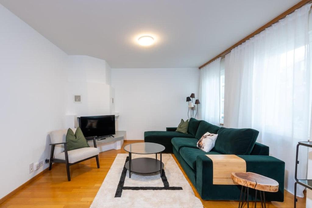 TV a/nebo společenská místnost v ubytování Duplex cosy appt, top location