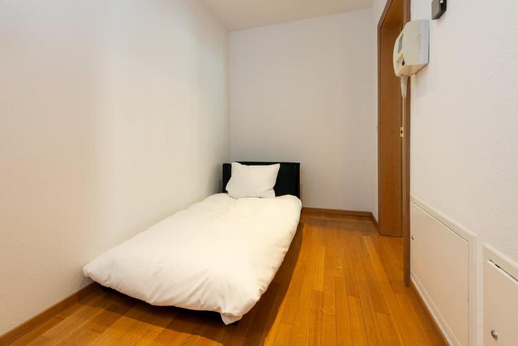 Postel nebo postele na pokoji v ubytování Duplex cosy appt, top location