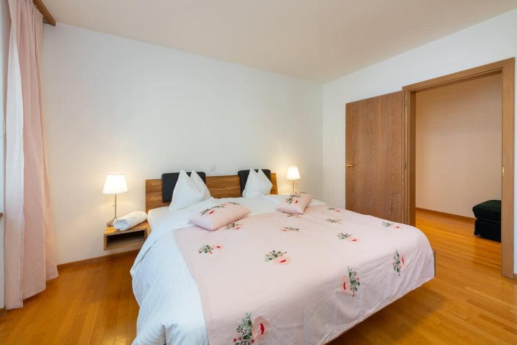 Postel nebo postele na pokoji v ubytování Duplex cosy appt, top location