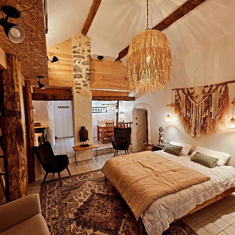 une chambre avec un grand lit et un lustre dans l'établissement LE GRAND LOGIS, chambre Santorin avec spa privatif, à Le Caire