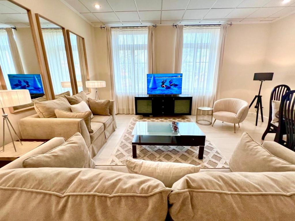 Μια τηλεόραση ή/και κέντρο ψυχαγωγίας στο LUXURY Apartment Stay-in Old Town Centre