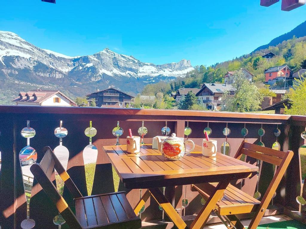 d'une table sur un balcon avec vue sur les montagnes. dans l'établissement Studio La pointe des Aravis 3 by Interhome, à Saint-Gervais-les-Bains