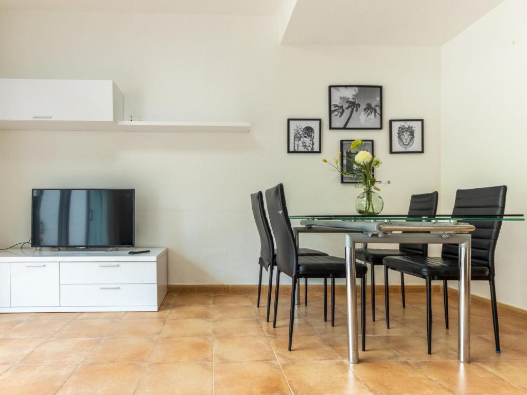 Televízia a/alebo spoločenská miestnosť v ubytovaní Holiday Home Zona Estival-2 by Interhome