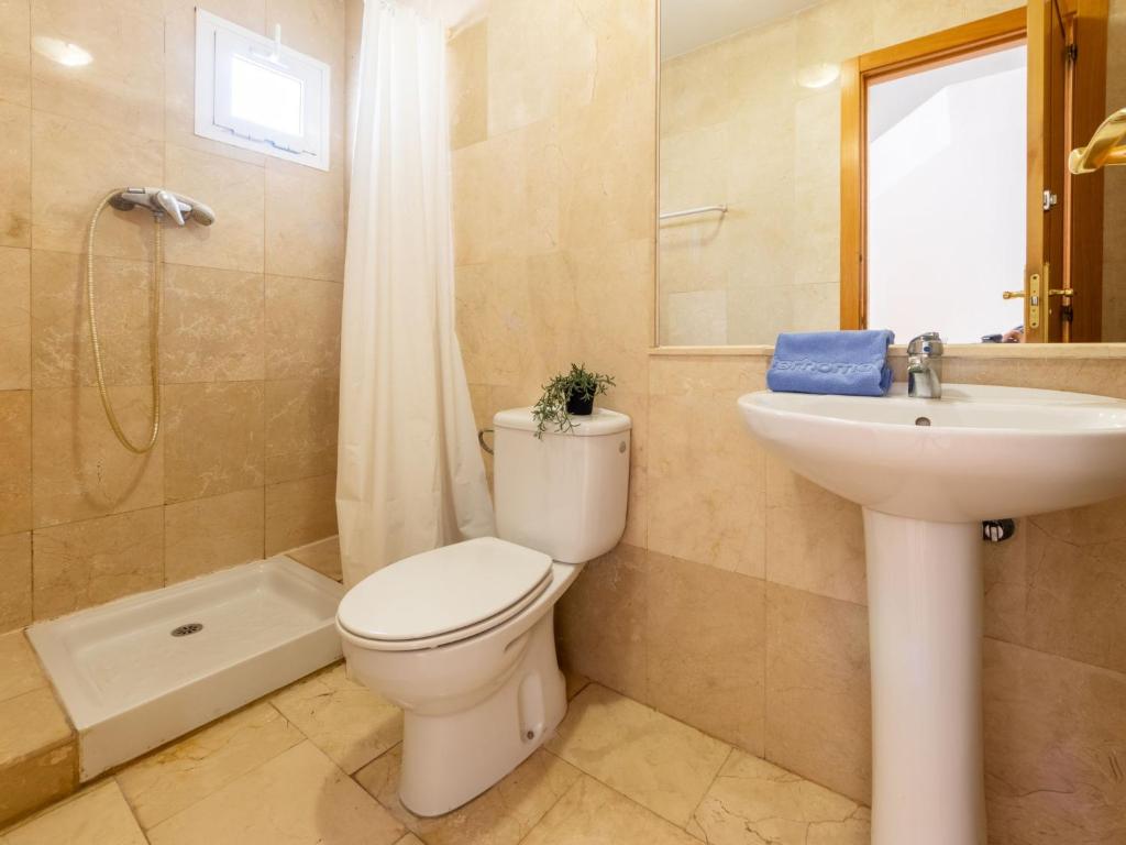 Kúpeľňa v ubytovaní Holiday Home Zona Estival-2 by Interhome