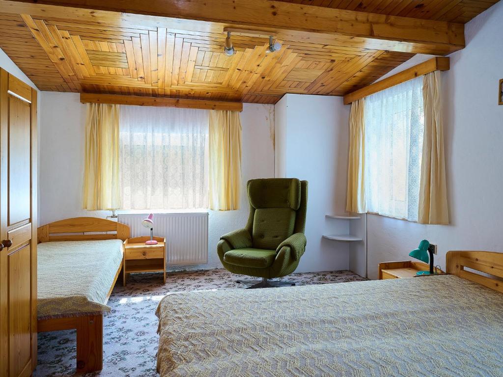 Rúm í herbergi á Holiday Home Jesenný by Interhome