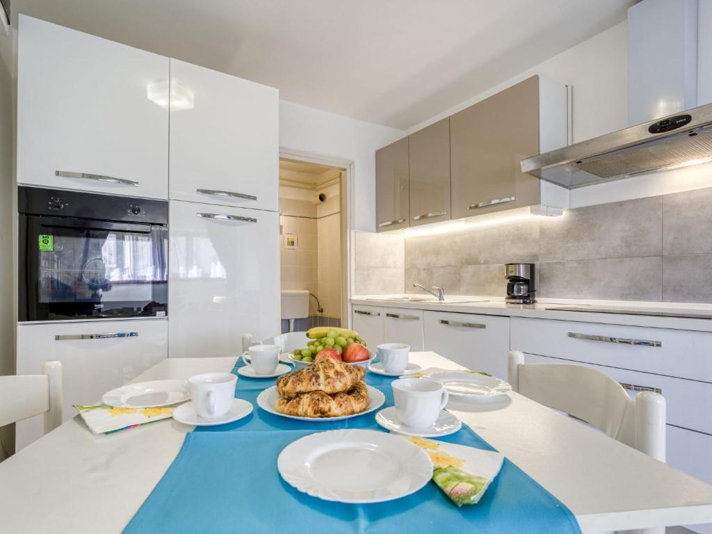 Kuchyň nebo kuchyňský kout v ubytování Apartment Jurkovic-1 by Interhome