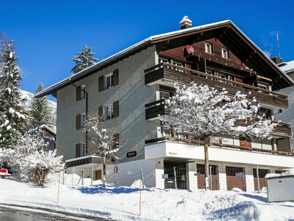 um grande edifício com neve em frente em Apartment Chalet Wyssefluh by Interhome em Grindelwald