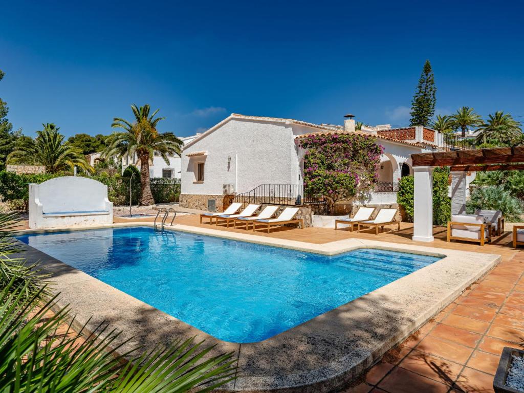 ein Swimmingpool im Hinterhof eines Hauses in der Unterkunft Villa Villa Alsing by Interhome in Jávea