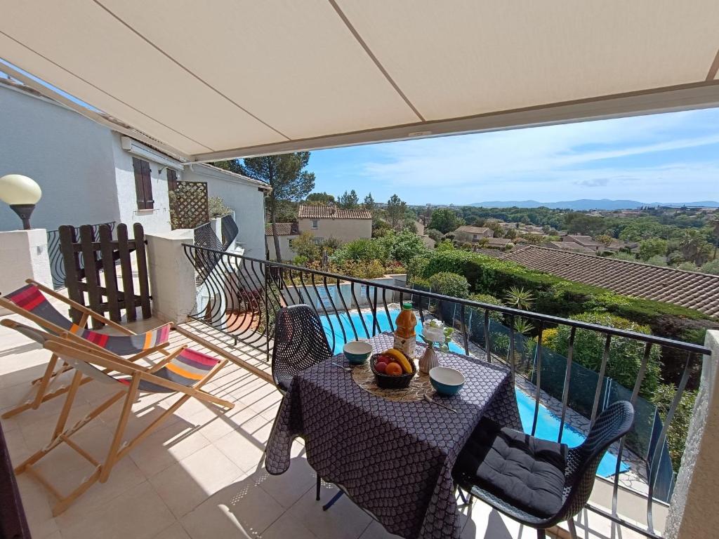 un patio avec une table et des chaises sur un balcon dans l'établissement Apartment Fleurie by Interhome, à Fréjus