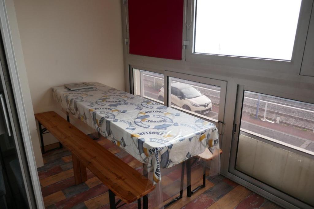 - une petite chambre avec une table et une fenêtre dans l'établissement Studio à saint gilles croix de vie 4 personnes, à Saint-Gilles-Croix-de-Vie