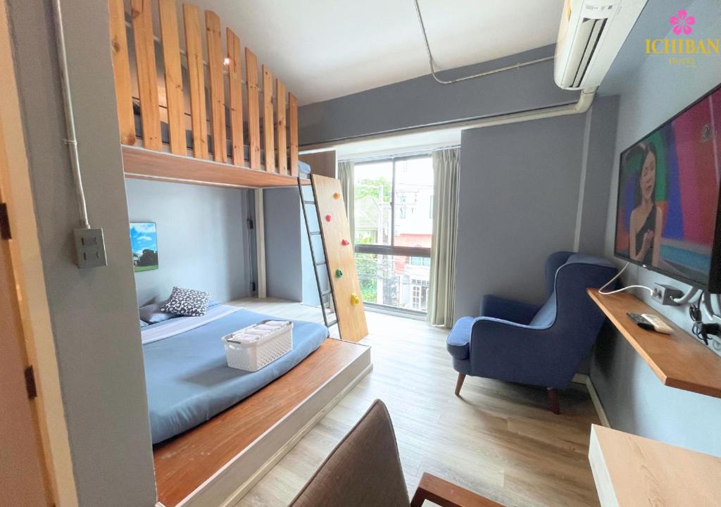 Postel nebo postele na pokoji v ubytování Ichiban Nimman Hotel