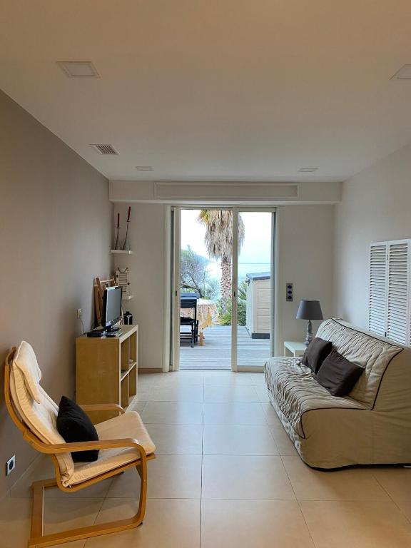 un salon avec un canapé et une télévision dans l'établissement Vacances pieds dans l eau, à Casaglione