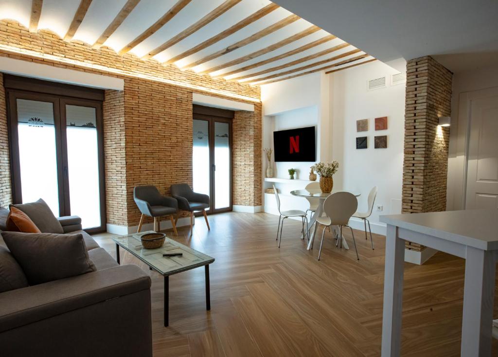 Un televizor și/sau centru de divertisment la VELALMA-CERON Edificio exclusivo de apartamentos turisticos en Centro histórico-JAEN
