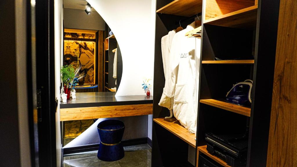 vestidor con estanterías de madera y espejo en 4M Ayder, en Ayder