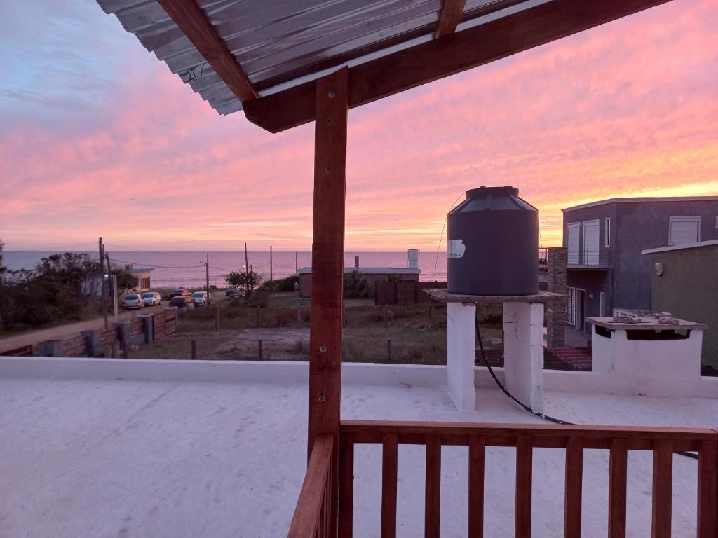 vista di un tramonto dal tetto di una casa di Casa para 4 en San Luis - Increible vista al mar!! a San Luis