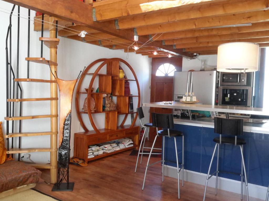 une cuisine avec une échelle et un comptoir avec des tabourets dans l'établissement Maison Bordeaux Centre Petite Echoppe, à Bordeaux