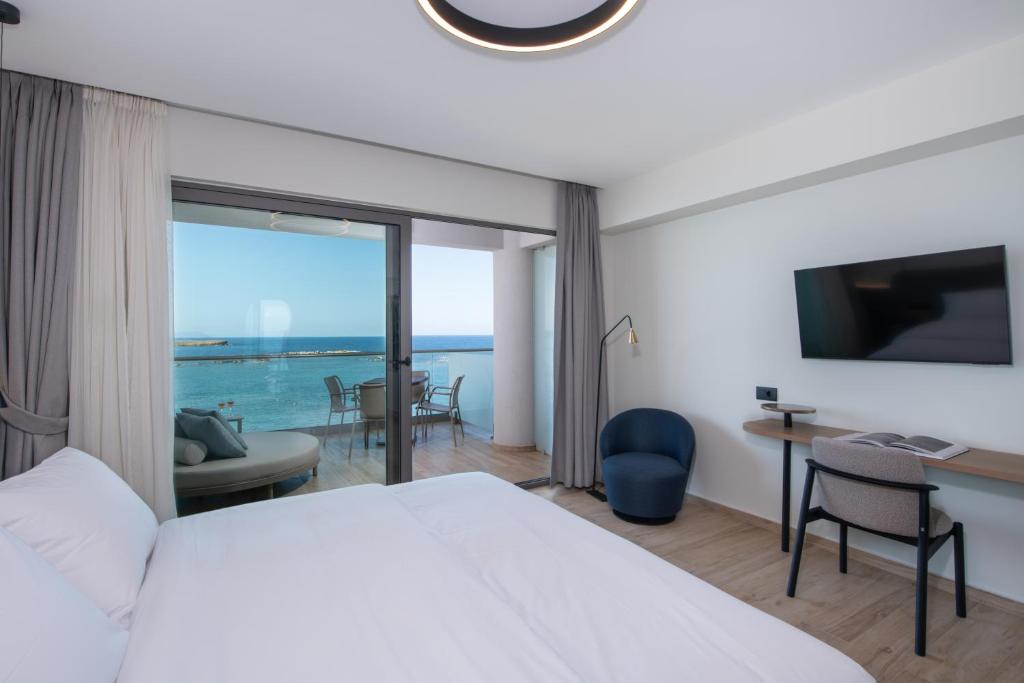 Postel nebo postele na pokoji v ubytování EdgeWater Beach Hotel