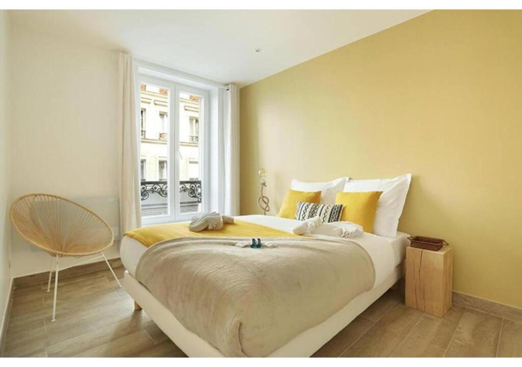 une chambre avec un grand lit et une fenêtre dans l'établissement Apartment Center of Paris by Studio prestige, à Paris