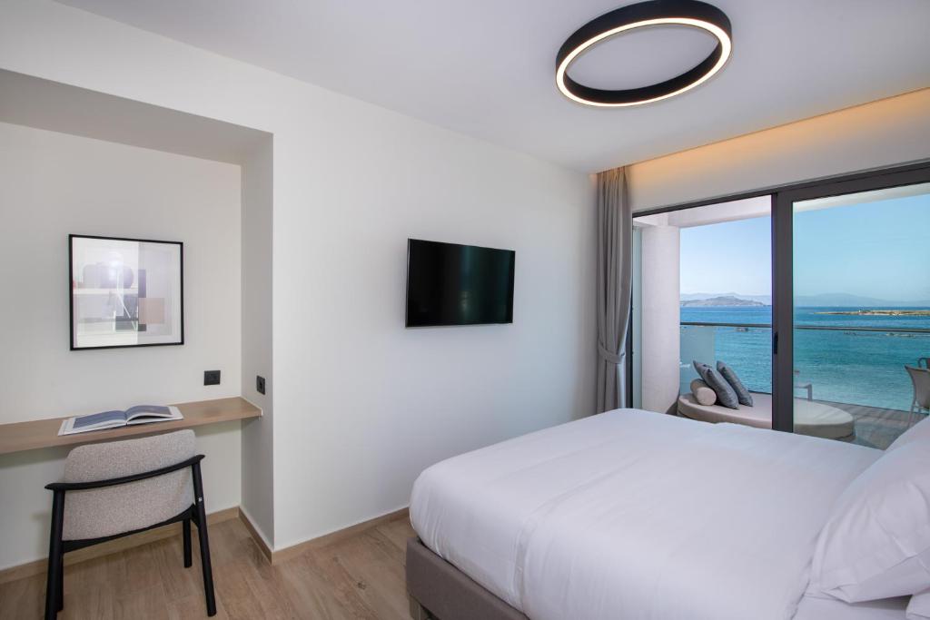 TV a/nebo společenská místnost v ubytování EdgeWater Beach Hotel