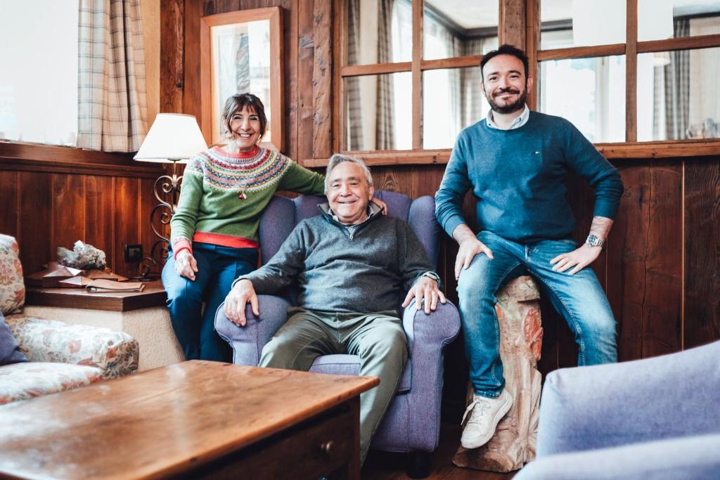 a group of three people sitting in a living room at Hotel Bouton d'Or - Courmayeur in Courmayeur