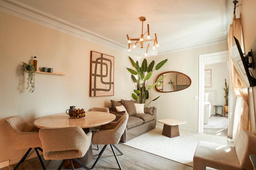 un salon avec une table et un canapé dans l'établissement Boulevard Ney - 18th - Ney 6, à Paris