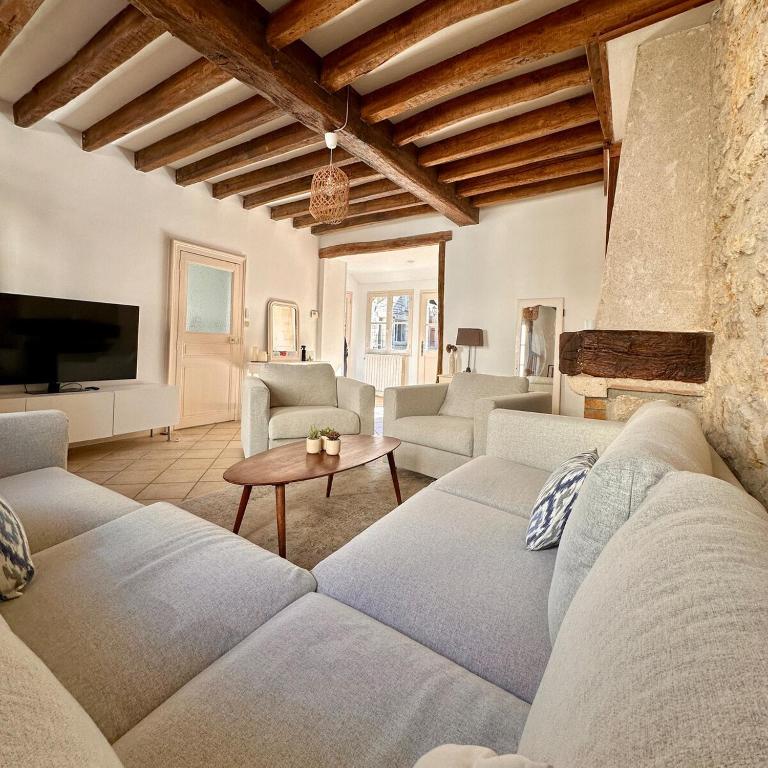 un salon avec un canapé et une table dans l'établissement Havre de paix 1h30 de Paris, à Champigny-sur-Yonne