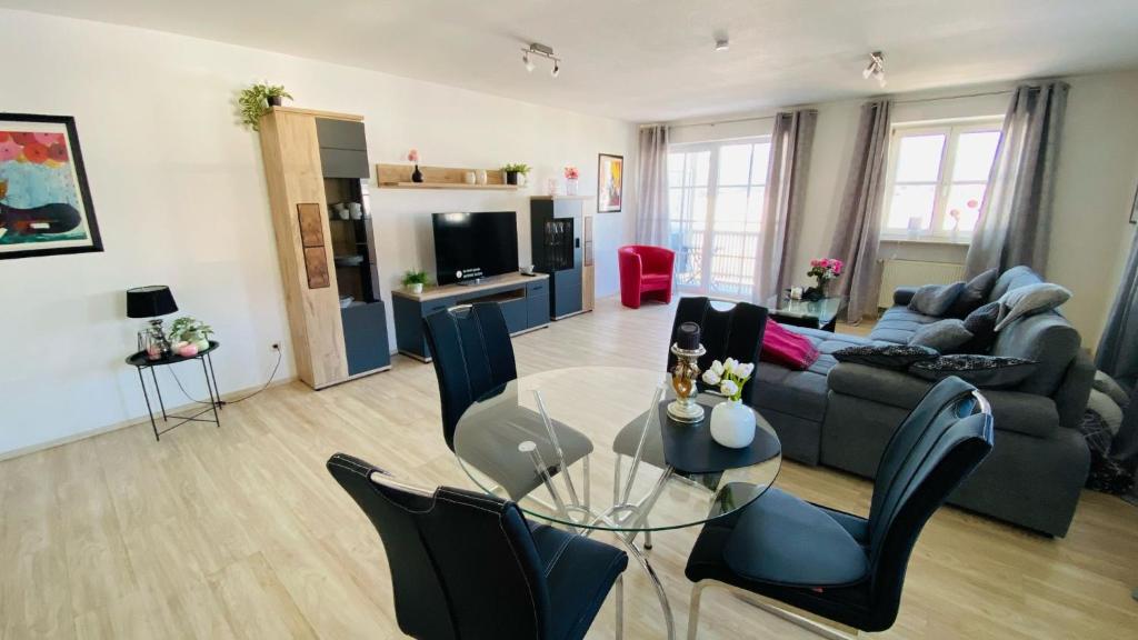 Una sala de estar con una mesa de cristal y un sofá. en Ferienwohnung Stephan, en Füssen