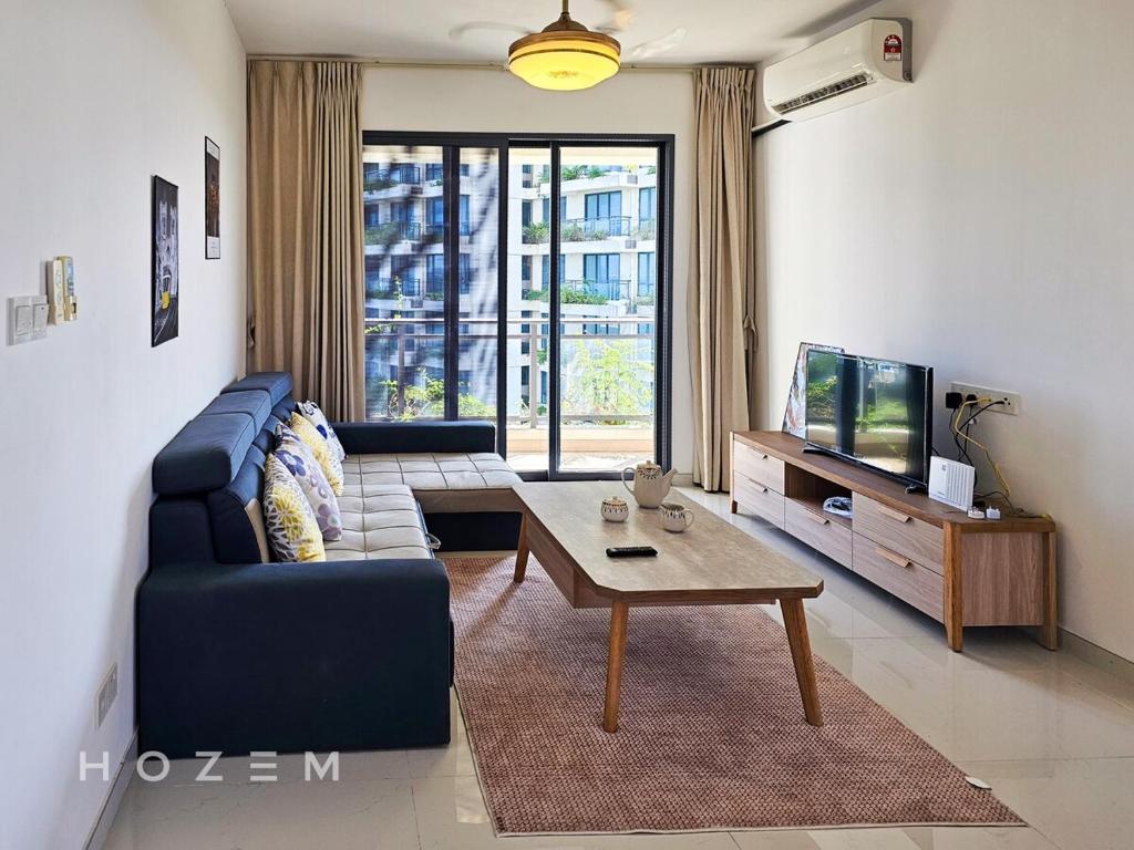 振林山2BR2B Hozem JB0806 Apartment Forest City的带沙发、桌子和电视的客厅