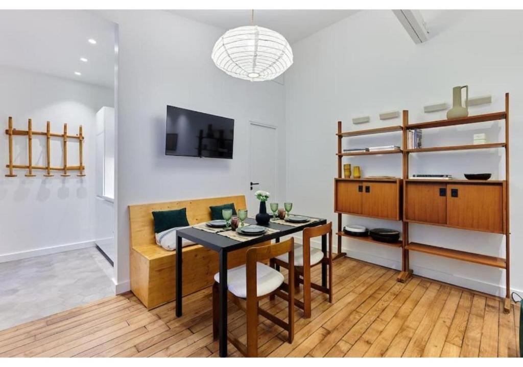 un salon avec une table et un canapé dans l'établissement Apartment in the center of Paris by Studio prestige, à Paris