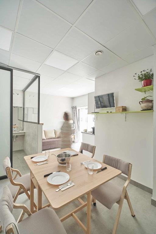 jadalnia ze stołem i krzesłami w pokoju w obiekcie Aldabea II apartamento sostenible w mieście Legazpia