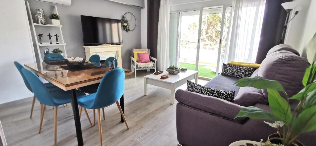 un salon avec une table et un canapé dans l'établissement Salou luz y color, à Salou