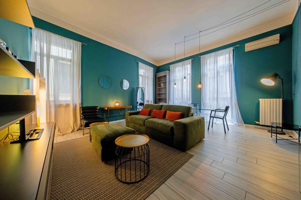 un soggiorno con un divano e un tavolo di ApartmentsArena - Corte delle Arti a Verona