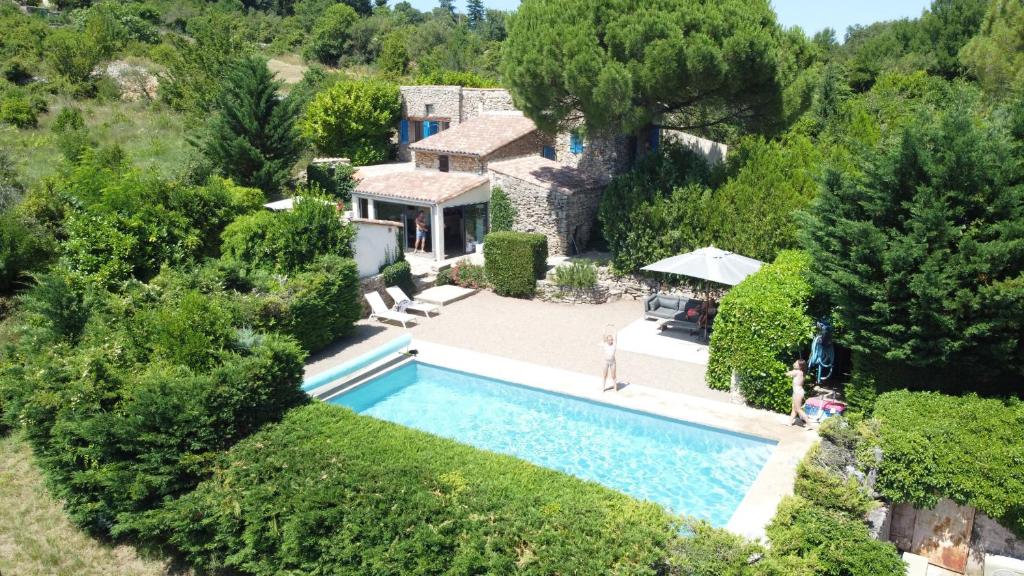 an aerial view of a house with a swimming pool at Villa des Amandes in Bédarieux