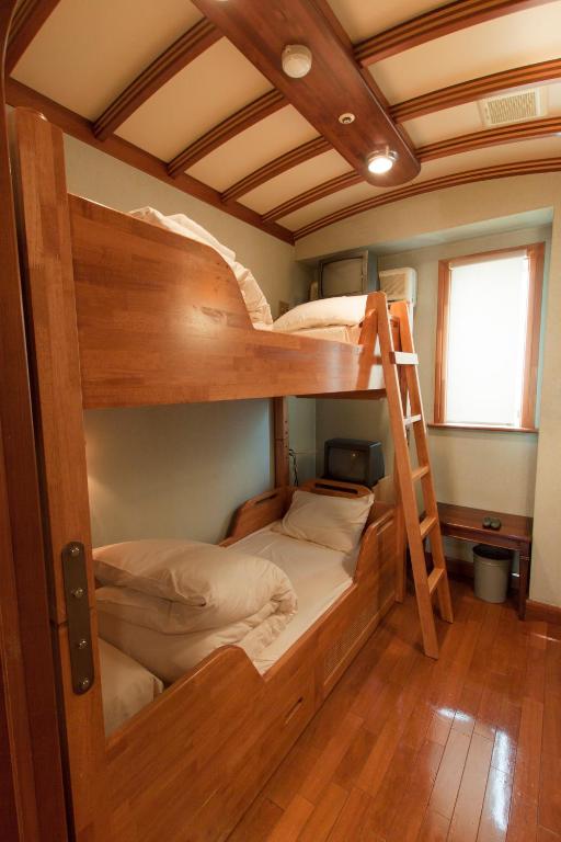 Postel nebo postele na pokoji v ubytování Capsule Inn Osaka (Male Only)