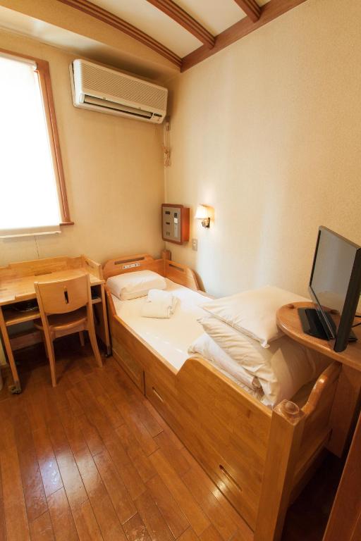 Postel nebo postele na pokoji v ubytování Capsule Inn Osaka (Male Only)