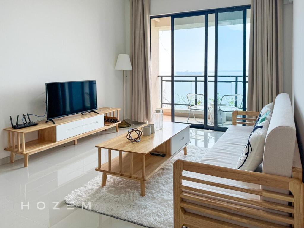 TV a/nebo společenská místnost v ubytování 2BR2B Hozem JB1907 Apartment Forest City