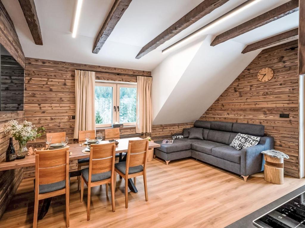 Horní MoravaにあるApartment Dolní Morava-6 by Interhomeのテーブルとソファのあるリビングルーム