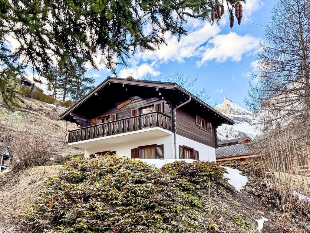 Casa con balcón al lado de una colina en Chalet Chalet Alleluia by Interhome, en Ovronnaz