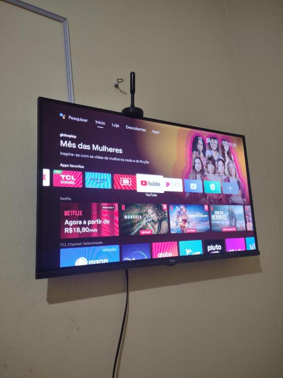 帕尔马斯Casa individual próximo a UFT的挂在墙上的平板电视