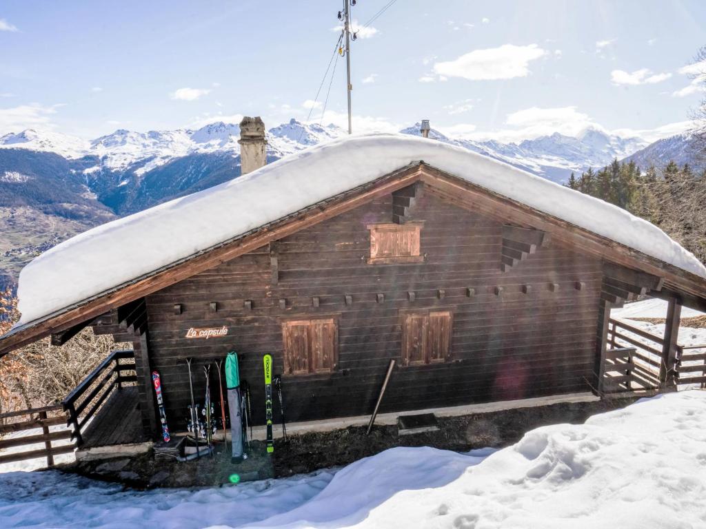 uma cabana de madeira com neve em cima em Chalet La Capsule by Interhome em Les Collons